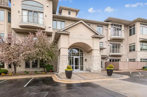 555 Oak Ridge Pl #220, Hopkins, MN 55305