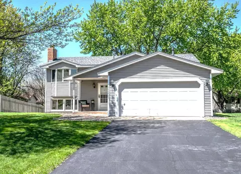 2682 Guthrie Ave N, Oakdale, MN 55128