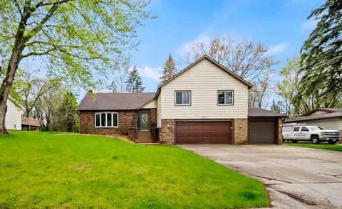 901 Oakwood Ln, Owatonna, MN 55060