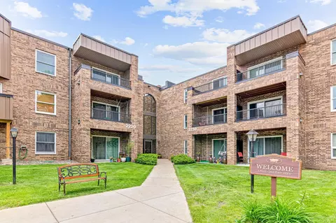 2230 Midland Grove Rd #206, Roseville, MN 55113