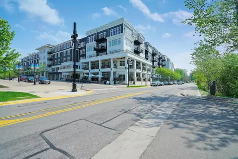 935 Lake St E #204, Wayzata, MN 55391