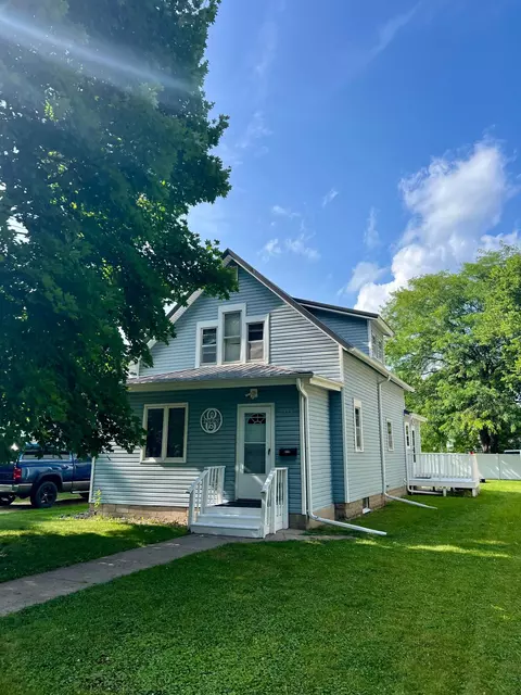 319 7th St SW, Wells, MN 56097
