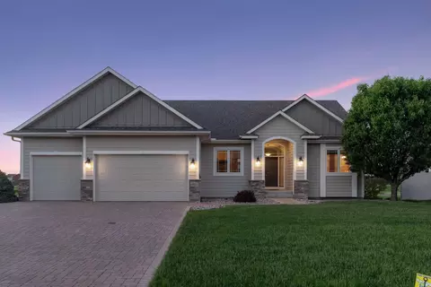 8463 Portage Ln E, Shakopee, MN 55379