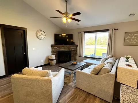 2015 Pratt Cir, Saint Peter, MN 56082 photo 3