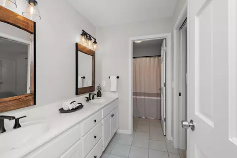Bath - 1504 Thomas Ln, Eagan, MN 55122 photo 2 of 4