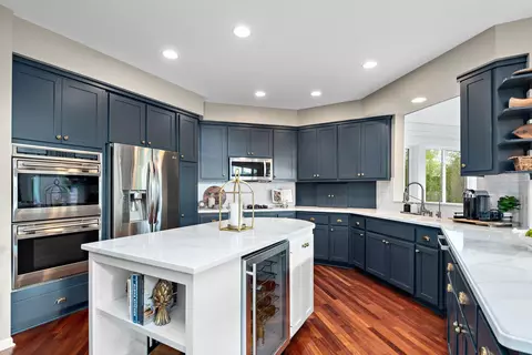 Kitchen - 1504 Thomas Ln, Eagan, MN 55122 photo 2 of 4