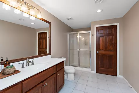 Bath - 1504 Thomas Ln, Eagan, MN 55122 photo 4 of 4
