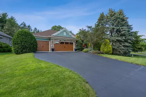 443 Vadnais Lake Dr, Vadnais Heights, MN 55127