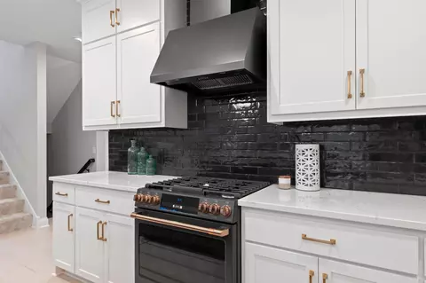 Kitchen - 636 Parkside Ct, Eagan, MN 55123 photo 3 of 4