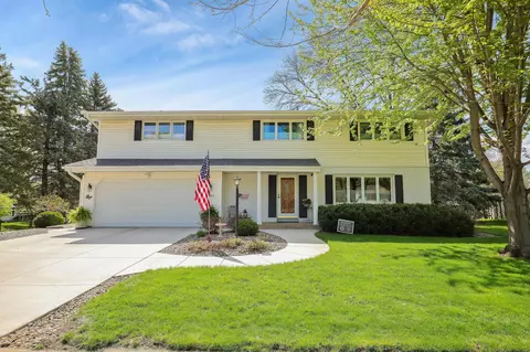 2213 River Hills Dr, Burnsville, MN 55337