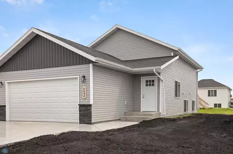 6844 Thomas St, Horace, ND 58047