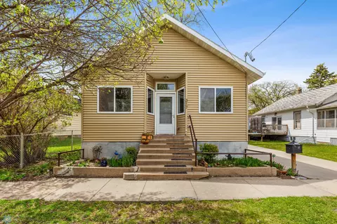 317 15th St S, Fargo, ND 58103