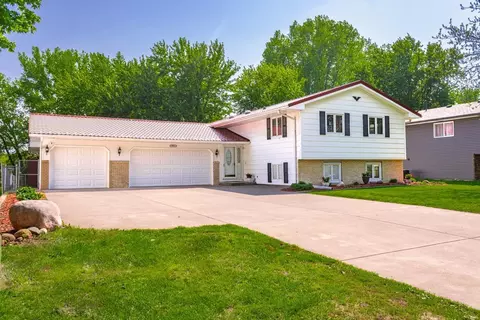 6905 35th St N, Oakdale, MN 55128
