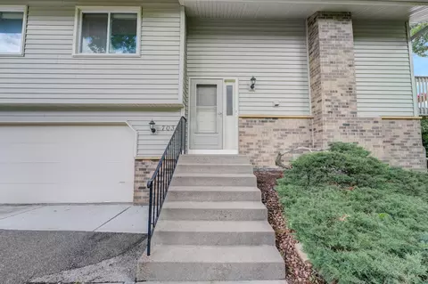 7034 Pima Ln, Chanhassen, MN 55317