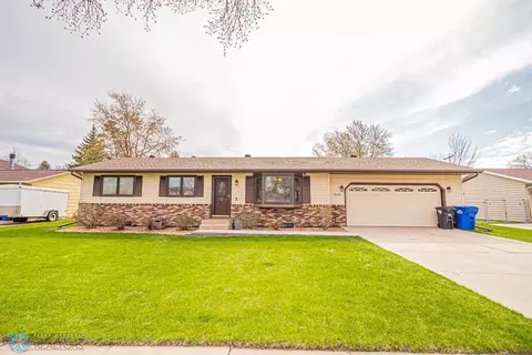 1906 18th St S, Fargo, ND 58103