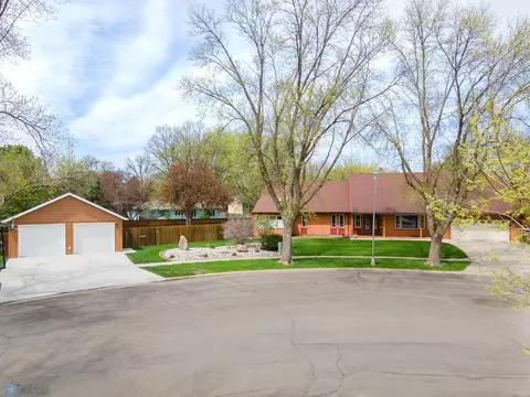 2402 Lilac Ln N, Fargo, ND 58102
