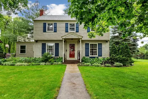 832 6th Ave SW, Faribault, MN 55021