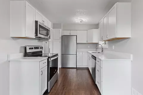 1075 Whitney Dr, Apple Valley, MN 55124