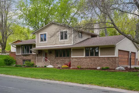 4511 Chatsworth St N, Shoreview, MN 55126