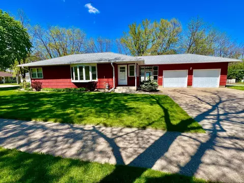 506 Southview Dr W, Marshall, MN 56258
