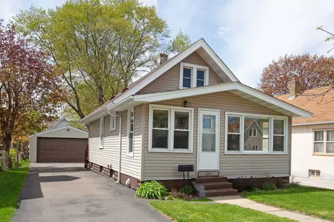 1041 Farrington St, Saint Paul, MN 55117