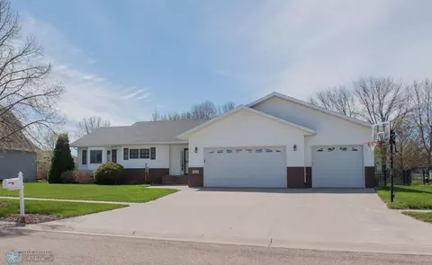 1022 Morningside Ct, Casselton, ND 58012