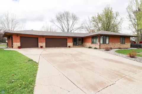 3861 River Dr S, Fargo, ND 58104
