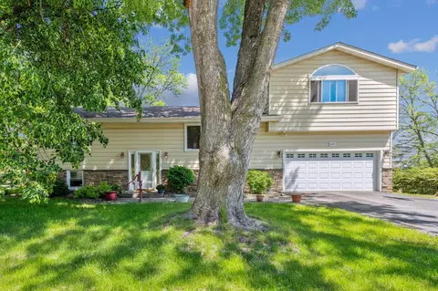 1295 Valleyview Rd, Chaska, MN 55318
