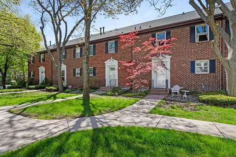 617 Maple Park Dr, Mendota Heights, MN 55118