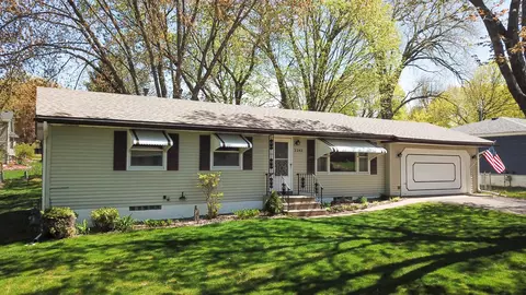 2242 Craig Pl, Maplewood, MN 55109