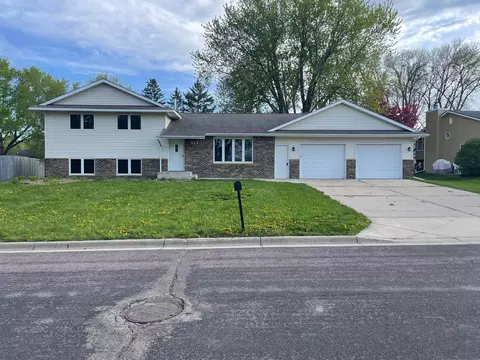 817 10th Ave NW, Waseca, MN 56093