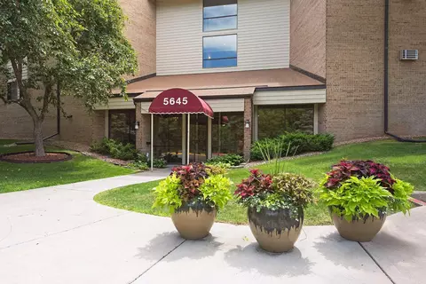 5645 Green Circle Dr #102, Minnetonka, MN 55343