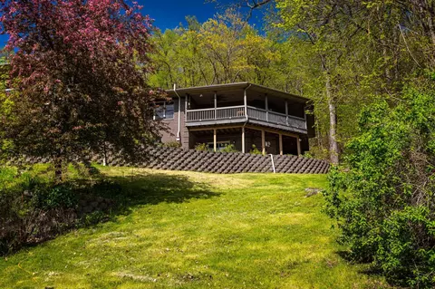 450 N Shore Dr, Fountain City, WI 54629