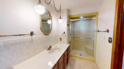 Bath - 641 Botsford Ave, Albert Lea, MN 56007 photo 5 of 9
