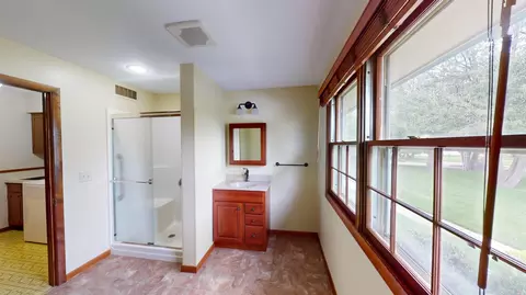 Bath - 641 Botsford Ave, Albert Lea, MN 56007 photo 2 of 9