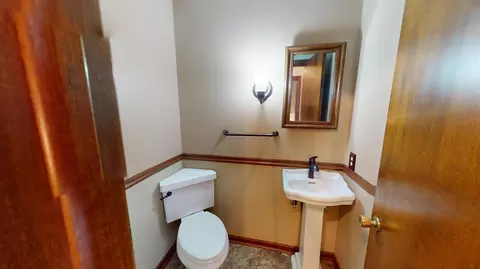 Bath - 641 Botsford Ave, Albert Lea, MN 56007 photo 3 of 9