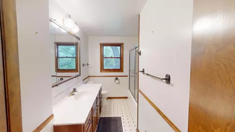 Bath - 641 Botsford Ave, Albert Lea, MN 56007 photo 6 of 9