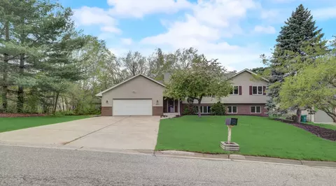 831 Hallam Ave N, Mahtomedi, MN 55115