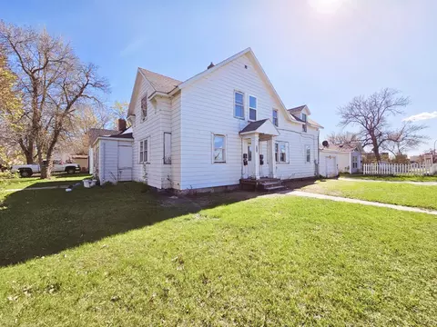 416 1st St E, Thief River Falls, MN 56701