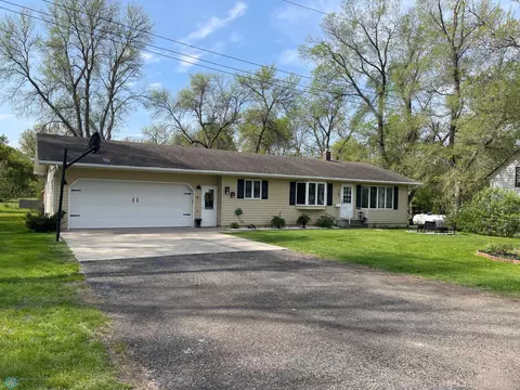 208 9th Ave E, Lisbon, ND 58054