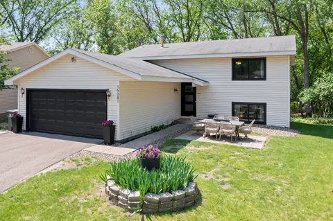 15081 Summerhill Dr, Eden Prairie, MN 55346