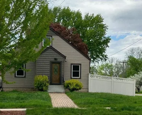 403 7th St NW, Rochester, MN 55901