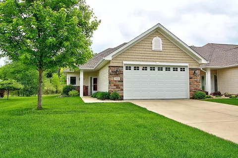 910 Briarwood Dr, Red Wing, MN 55066