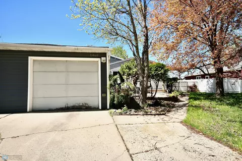 1469 W Gateway Cir S, Fargo, ND 58103