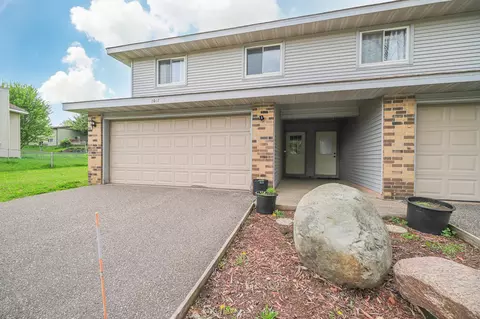 1068 Regency Dr, Woodbury, MN 55125