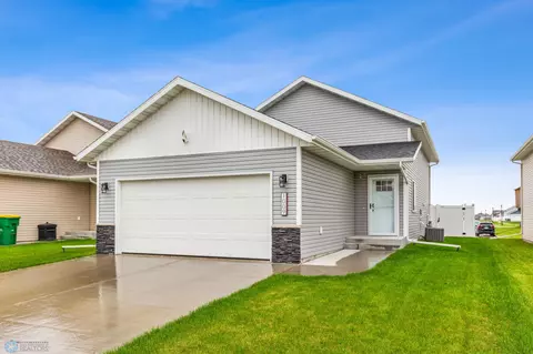 1009 Highland Ln W, West Fargo, ND 58078