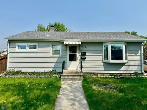 910 20th St S, Fargo, ND 58103