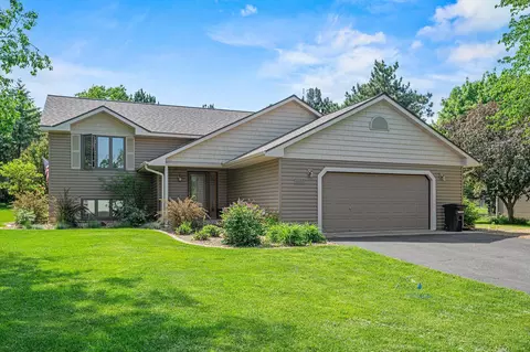 1403 Valley Creek Dr, New Richmond, WI 54017