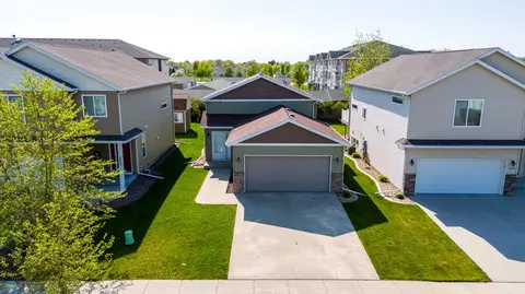 4007 9th St S, Moorhead, MN 56560