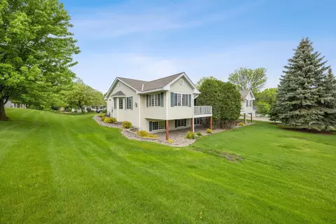 828 Woodland Dr, Mahtomedi, MN 55115
